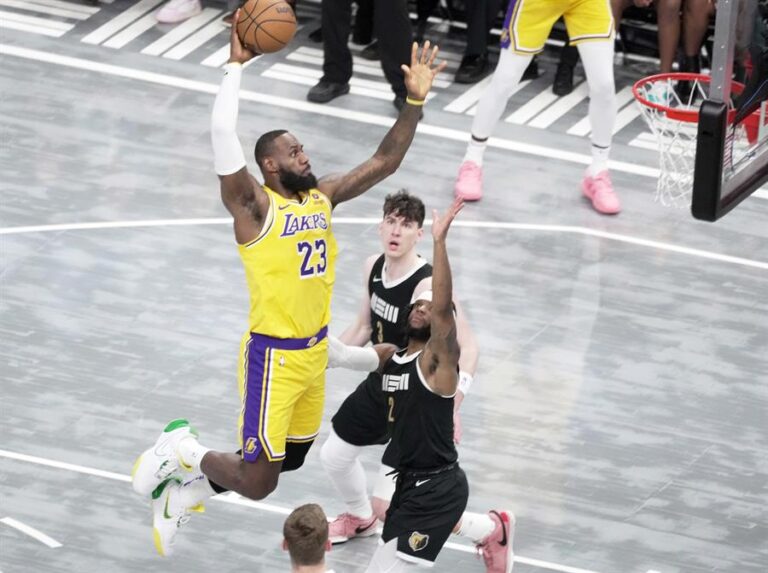 LeBron James acuerda con los Lakers una renovación por dos años.