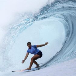 La costarricense Brisa Hennessy entra en las semifinales de surf de París 2024